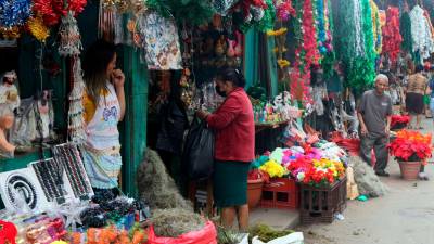 <b><span class=mln_uppercase_mln>Mercados.</span></b> Comerciantes venden adornos navideños en un mercado de San Pedro Sula.