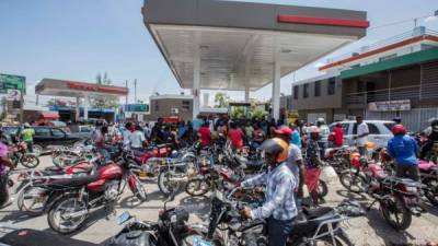 Manifestantes ayer en Puerto Príncipe durante una protesta en una estación de gasolina.