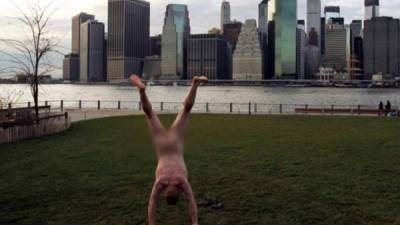 Este hombre viaje desnudo por diferentes partes del mundo.