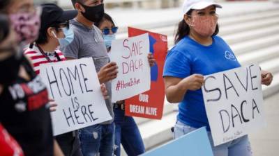 El DACA, acrónimo de Acción Diferida para los Llegados en la Infancia, es una política que protege a alrededor de 800,000 jóvenes, conocidos como “DREAMers”, que ingresaron ilegalmente a los Estados Unidos cuando eran niños.