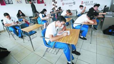 Estudiantes recibiendo sus clases en un centro educativo en Honduras.