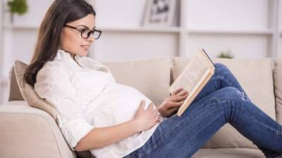 Estimular al bebé con la lectura ayuda a su desarrollo intelectual.