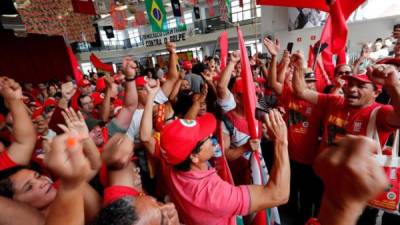 Partidarios de Lula se manifiestan en la sede del Sindicato de Metalúrgicos en Sao Bernardo do Campo, en donde Lula ha estado aguardando las resoluciones de la Justicia brasileña.