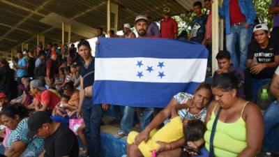 Decenas de inmigrantes hondureños forman parte de la caravana que intenta cruzar desde Tijuana a San Diego.