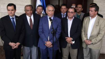 El titular del Congreso Nacional, Mauricio Oliva, diputados y miembros de la Confraternidad Evangélica de Honduras.