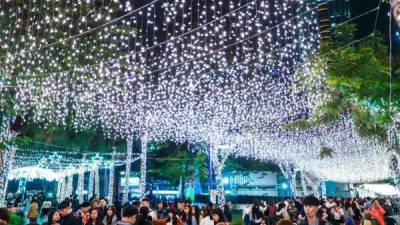 Ciudadanos disfrutan de las luces de Navidad en Taipei, Taiwán, 20 de diciembre de 2018. La Navidad no s una festividad celebrada en Taiwán pero muchas personas celebran el día con una cena o intercambiando regalos con sus seres queridos. EFE.