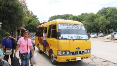 Los transportistas quieren que les permitan bajar pasajeros frente al hospital.