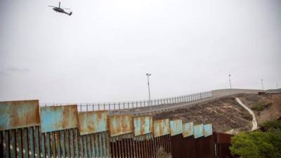 Miles de personas de la caravana migrante que recorrió México esperan en la vecina ciudad de Tijuana para solicitar asilo político a Estados Unidos. Imagen EFE