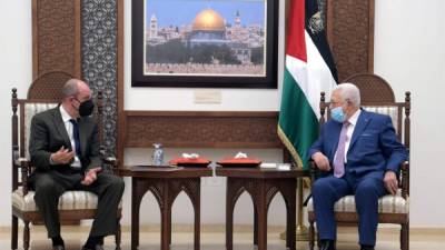 Hady Amr, enviado del presidente de EEUU, junto al presidente palestino, Mahmud Abás. Foto: EFE