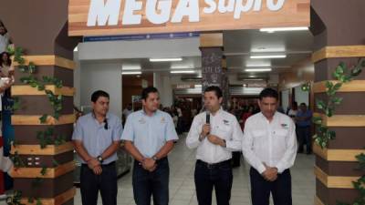 Luis Colindres y Arnaldo Castillo inauguraron el Megasupro en Paz Barahona.