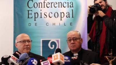 El portavoz de la Conferencia Episcopal, Fernando Ramos (i), y el obispo de San Bernardo, Juan Ignacio González (d), en una rueda de prensa el pasado 31 de mayo en Santiago (Chile). EFE/Archivo