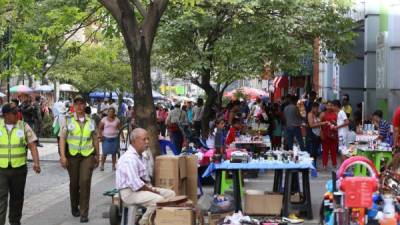 El parque central está convertido en un mercado. En la tercera avenida los vendedores bajaron las carpas de las aceras y las colocaron en la calle.