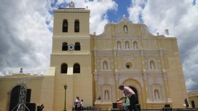 La catedral de la Inmaculada Concepción tiene más de 300 años y es considerada una de las más bellas de Latinoamérica. Asimismo, el reloj de engranajes más antiguo del mundo está en la parte de afuera del templo. El arte católico está disperso en diferentes puntos del municipio al centro de Honduras.