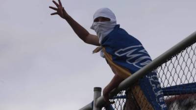 Los aficionados de Motagua se agarraron a pedradas con los aficionados verdolagas.