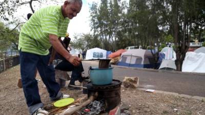 Don José prepara un poco de café.