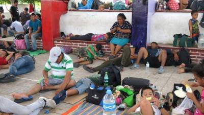 MEX016. MAPASTEPEC (MÉXICO), 03/04/2018.- Fotografía del 26 de marzo de 2018, de migrantes centroamericanos que descansan a su paso por la población de Mapastepec en el estado de Chiapas (México). La caravana de migrantes centroamericanos que recorren México se encuentra cerca de la localidad de Matías Romero, en el sureño estado de Oaxaca, pero mantiene su plan de proseguir su travesía pese a las declaraciones del presidente de Estados Unidos, Donald Trump, informó hoy, 3 de abril de 2018, la agrupación organizadora. 'La caravana ni se ha detenido, ni se ha disuelto ni se ha desmoronado', dijo a Efe Gina Garibo, coordinadora la asociación Pueblos sin Fronteras. EFE/Isabel Reviejo