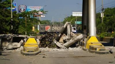 Así luce el peaje del este, salida a La Lima, el cual fue destruido por los vándalos.