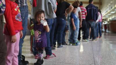 Las familias inmigrantes hacen fila para conseguir billetes de autobús en McAllen, Texas. Foto: AFP/John Moore