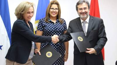 La Consejera de la embajada del país europeo en Tegucigalpa, Genevieve Federspiel, la representante de la OEA en Honduras, Claudia Barrientos, y el portavoz de la Maccih, Juan Jiménez.