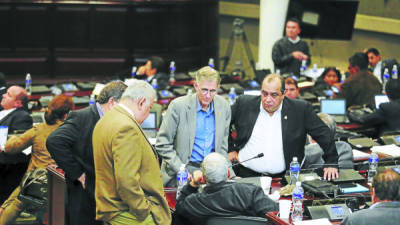 Los cabildeos en el interior del Congreso Nacional se han intensificado en las últimas horas.