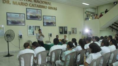 Enfermeras auxiliares reunidas en el Rivas.