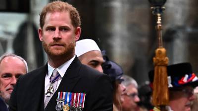 El príncipe Harry de Gran Bretaña, duque de Sussex, observa al rey Carlos III de Gran Bretaña en la Abadía de Westminster.