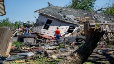 Al menos cuatro personas murieron y más de 50 millones de residentes en estados desde Texas a Misuri y Carolina del Norte están este jueves bajo alerta por las tormentas y tornados.