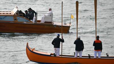 Pope Francis (C) is seen on a boat on April 28, 2024 in Venice. Pope Francis visits Venice today, his first trip outside Rome in seven months, which will be closely watched amid concerns over the 87-year-old's fragile health. In Venice, the pope's first stop is a women's prison on the island of Giudecca, which houses the Vatican's entry for this year's Biennale festival of art. (Photo by Alberto PIZZOLI / AFP)