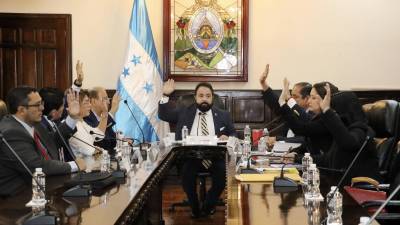 El presidente del Congreso Nacional,l Luis Redondo, junto a los integrantes de la Comisión Permanente del Parlamento sesionan antes de designar al nuevo fiscal general del Estado y fiscal general adjunto, hoy en Tegucigalpa.