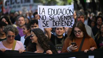 Miles de universitarios y padres marcharon el martes contra el Gobierno de Milei.