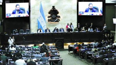 Luis Redondo preside una sesión legislativa en el Congreso Nacional de Honduras.