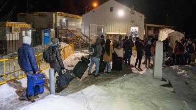 Inmigrantes latinos procedentes de Nueva York cruzan la frontera con Canadá para solicitar asilo.