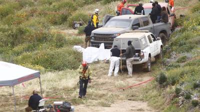 Peritos forenses trabajan en la zona donde se localizaron los cuerpos de dos surfistas australianos y un estadounidense en Ensenada.