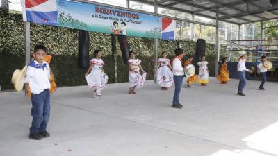 Los niños del primer bloque educativo, que abarca de primer a tercer grado, fueron los responsables de realizar diversas actividades en su su encantador evento. Los padres de familia fueron piezas claves en su desarrollo.