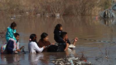 Migrantes cruzan el Río Bravo, en la frontera que divide a México de los Estados Unidos en Ciudad Juárez (México).