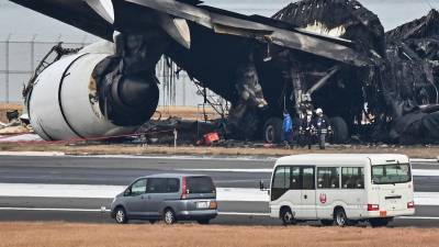 Los restos de la aeronave de Japan Airlines permanecen aún en el aeropuerto de Tokio.