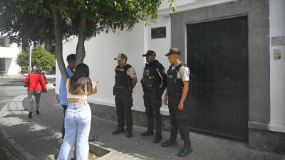 Policías ecuatorianos resguardan la embajada de México en Quito.