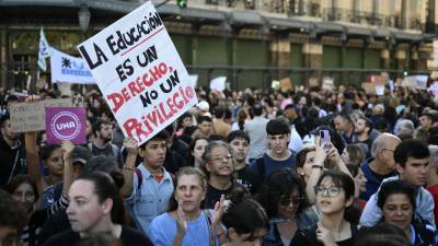 Decenas de miles de personas copaban las calles de <b>Argentina</b> este martes en una marcha masiva para repudiar los recortes de fondos a la universidad pública, en la mayor manifestación hasta el momento contra la política de ajustes del presidente ultraliberal Javier Milei.