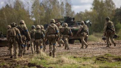 Soldados ucranianos participan en un entrenamiento.