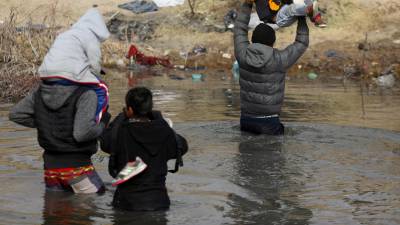 Migrantes cruzan el Río Bravo pese a temperaturas extremas para ingresar a los Estados Unidos.