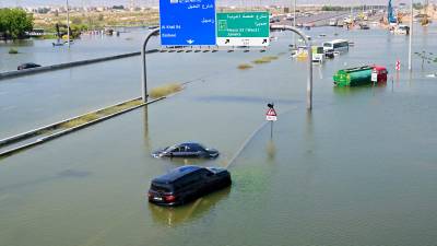 Severas inundaciones en Dubái por lluvias torrenciales que azotaron los Emiratos.