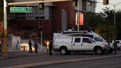 Varias agencias policiales trabajan en las afueras de la Universidad de Nevada, donde varias personas fueron tiroteadas en el campus de Las Vegas, Nevada, EE.UU.