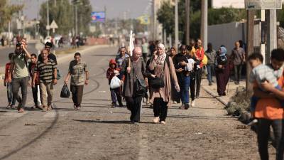 Los palestinos que huyen de la ciudad de Gaza hacia las zonas del sur caminan por una carretera el 7 de noviembre de 2023, en medio de las batallas en curso entre Israel y el grupo islamista palestino Hamás.