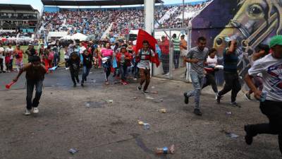 Con abucheos y botellazos fueron recibidos los colectivos de Libertad y Refundación en su ingreso al Estadio Nacional de Tegucigalpa.