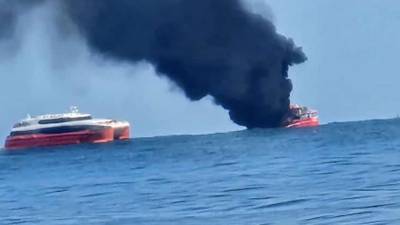 El barco incendiado en La Ceiba.