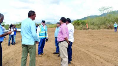 <b> Autoridades del Ahac y alcaldes de la región inspeccionaron el sitio para el aeropuerto.</b>