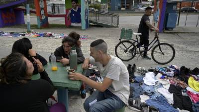 Argentinos en extrema pobreza recolectan ropa, zapatos y otros artículos para intercambiarlos por alimentos.