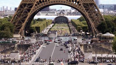 Una amenaza de bomba provocó el sábado la evacuación de la <b>Torre</b> <b>Eiffel</b>, uno de los monumentos más emblemáticos de París, durante dos horas.