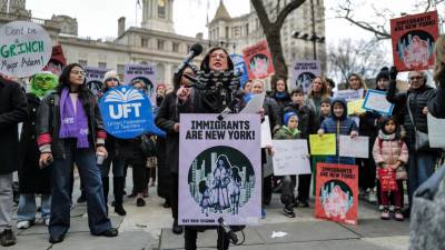 Activistas proinmigrantes protestan contra las restricciones de albergue para indocumentados en Nueva York.