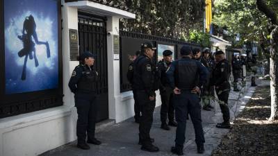 Fuerzas de seguridad de Ecuador se apostaron frente a la embajada de México en Quito tras asalto para capturar a Glas.
